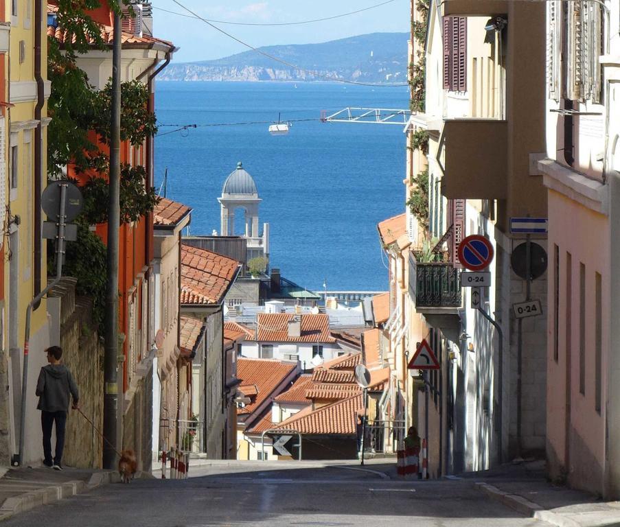 Casa Vacanze All'Angolo Trieste Bagian luar foto